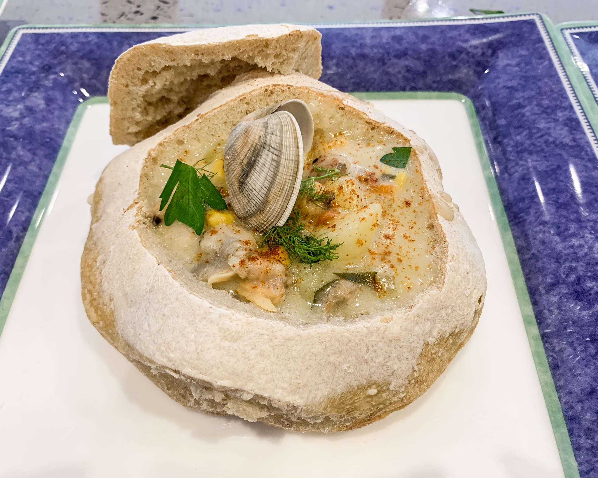 La clam chowder è una zuppa di vongole originaria del New England, da assaggiare assolutamente durante un road trip in America.