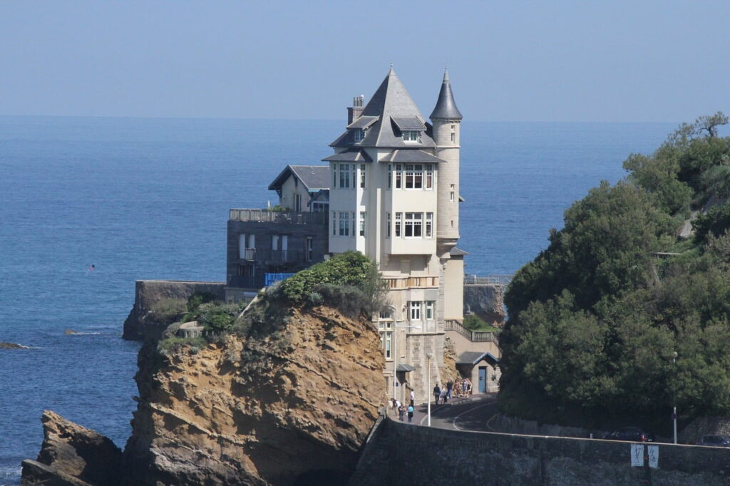Villa Belza si trova a Biarritz, tra la costa basca e il Porto Antico. Questo imponente edificio è stato costruito nel 1895, incastonato nella roccia. Una villa molto amata dai turisti e dalla gente del posto.