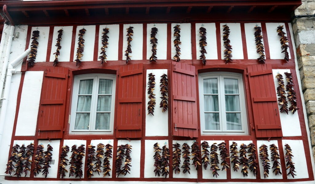 Il simbolo dei Paesi Baschi è il famoso peperoncino di Espetelette. Questo incantevole borgo, con le facciate ornate di ghirlande di peperoncino rosso, è una meta molto gettonata della regione. Trovate ogni tipo di souvenir decorato con i famosi peperoncini di espetelette.