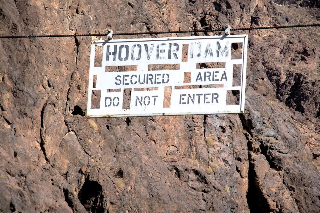 Dopo gli attentati dell'11 settembre Si sono intensificati i controlli per l'accesso alla diga di Hoover, ritenuta un punto molto appetibile per gli attentatori.