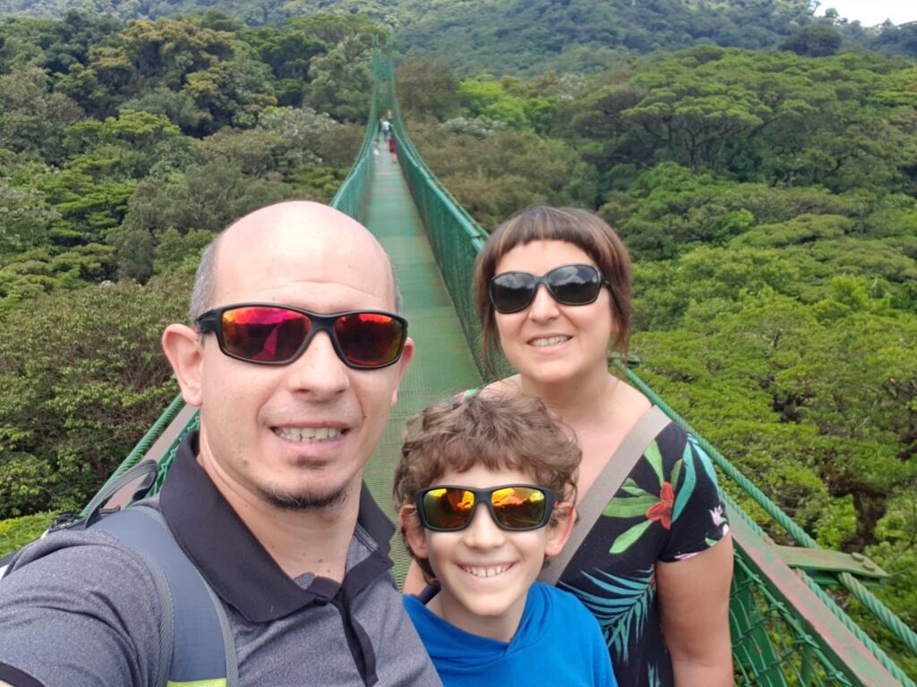 Sono tantissime le attività da fare con i bambini durante un viaggio on the road in Costa Rica. Daniela, assieme alla sua famiglia, ha provato l'adrenalinica passeggiata su un ponte tibetano!