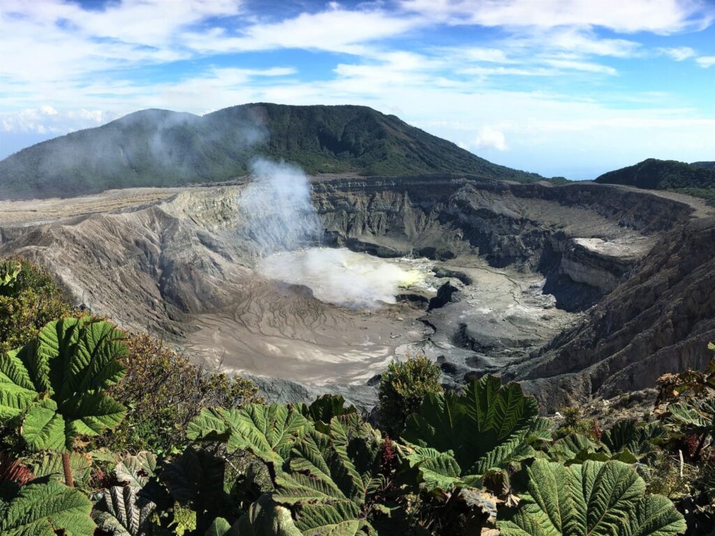 Il Vulcano Poas si trova a circa 65 km dalla capitale del Costa Rica, San Josè. Si tratta di una delle zone più visitate del paese, sia per la sua bellezza, sia per la facilità di accesso. 