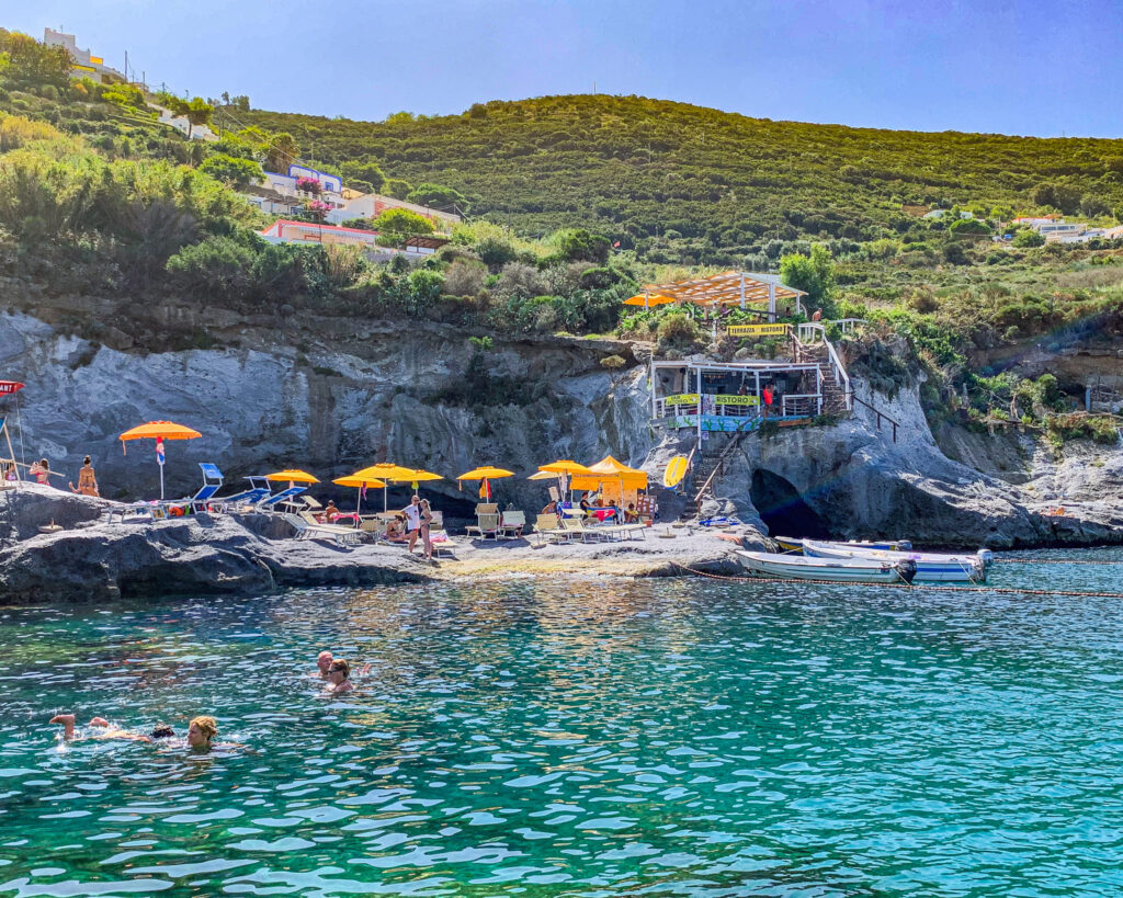 Le piscine naturali di Ponza. Viaggio nelle isole pontine.