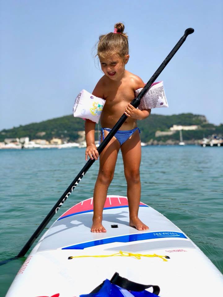 Bambini e SUP. Consigli utili per iniziare ad usare il paddleboard