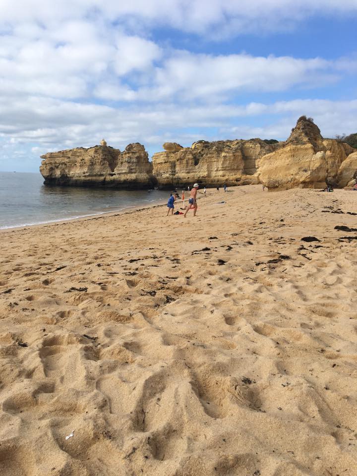 Le spiagge dell'Algarve sono selvagge e fascinose. Ideali per rilassarsi al rumore delle onde.