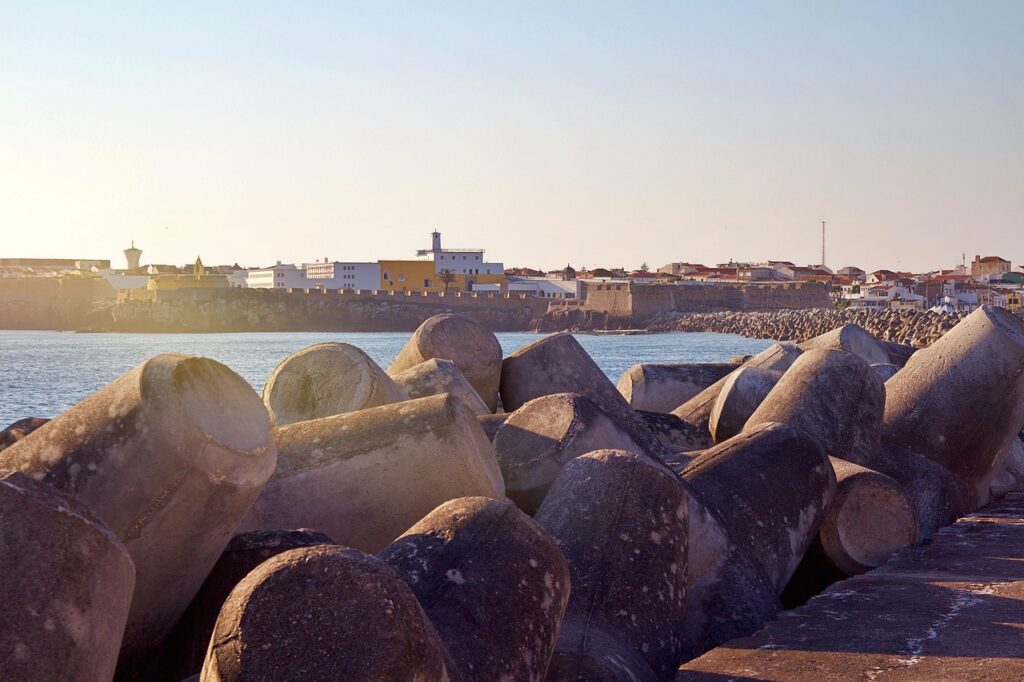 Nota per la lunga e favolosa spiaggia cittadina, per i siti di surf nelle vicinanze e come punto di imbarco per la bella riserva naturale di Ilhas Berlengas, Peniche si sviluppa in posizione spettacolare su un promontorio circondato a ogni lato dal mare.