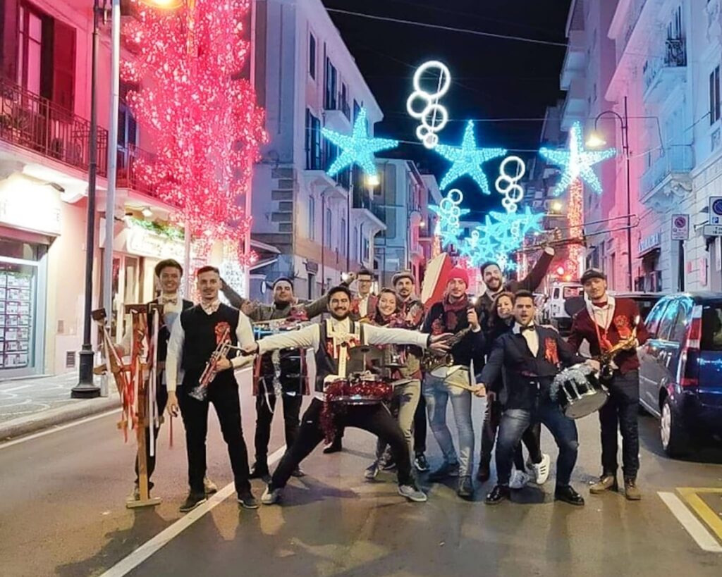 Lo sciuscio gaetano. Folklore nel borgo di Gaeta per la notte di San Silvestro. Lo sciuscio gaetano. Folklore nel borgo di Gaeta per la notte di San Silvestro.