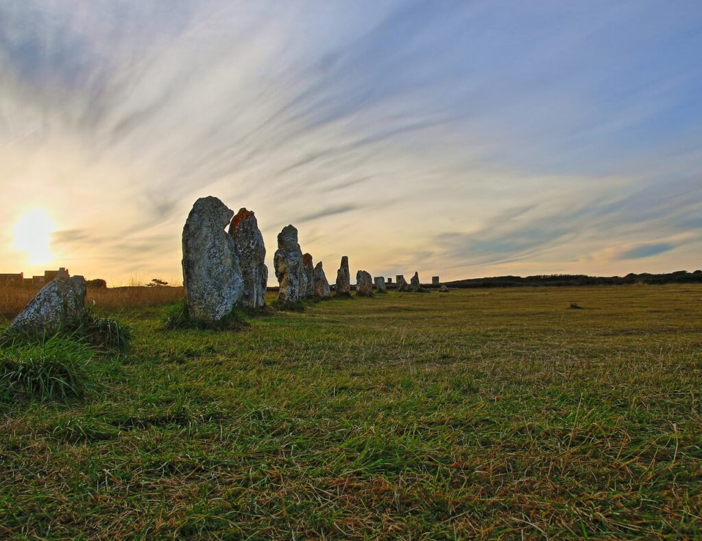 I Menhir della Bretagna, tra storie e leggende I Menhir della Bretagna, tra storie e leggende, sono siti da vedere assolutamente in Francia.