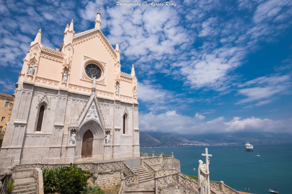 L'imponente facciata della Cattedrale di San Francesco domina l'intero Golfo di Gaeta dalla sua privilegiata posizione.