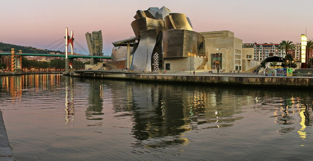 Il Guggenheim Museum si è trasformato in un'importantissima attrazione turistica, richiamando visitatori da numerosi paesi del mondo, diventando così il simbolo della Città di Bilbao.