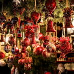 Rovereto si contraddistingue per la sua preziosa atmosfera natalizia, che non rimane confinata ai mercatini di Natale, ma avvolge tutto il paese in un misto di gioia e stupore.