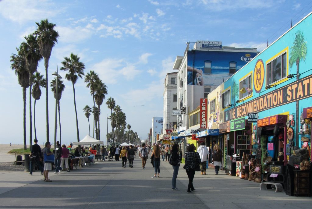 Veniche Beach è il quartiere più eclettico della contea di Los Angeles. Un mix di etnie e culture in cui immergersi, lasciandosi trasportare dall'atmosfera hippy che si respira.