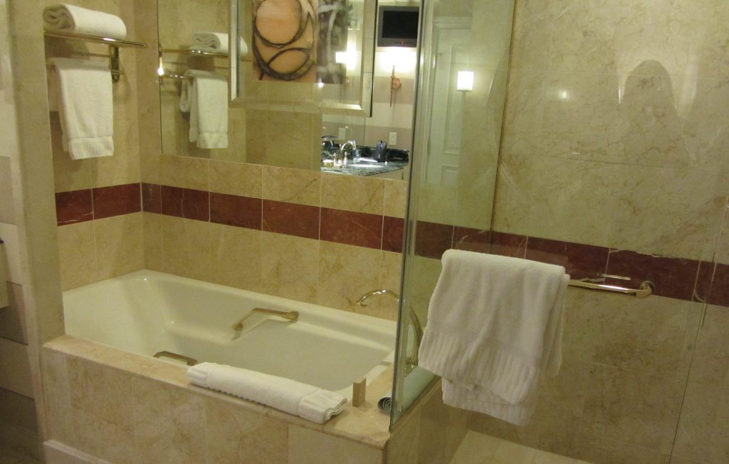 Nell'enorme sala da bagno. delle suite dell'Hotel Venetian ci sono ben due televisori, ed ogni tipo di confort.