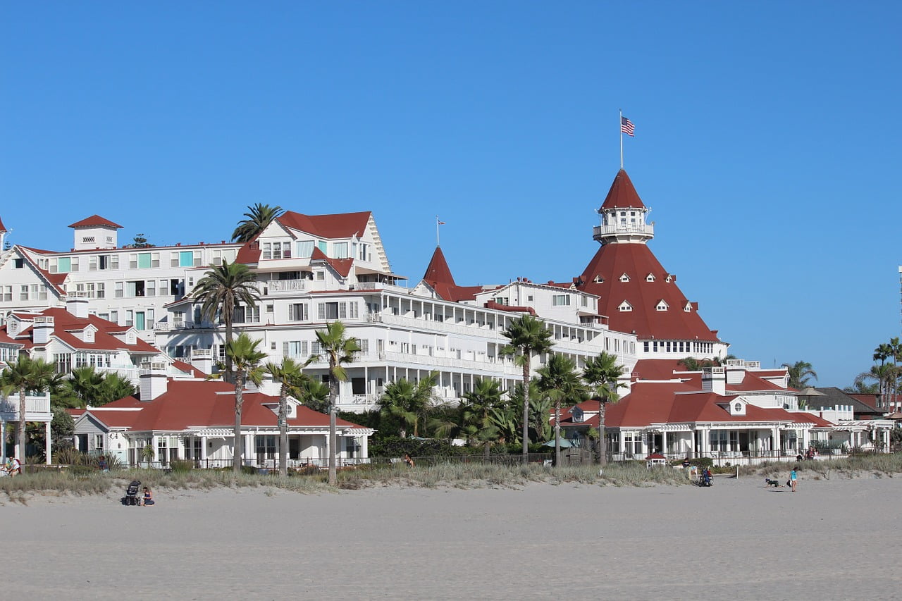 L'Hotel del Coronado è un resort dalla fama mondiale, situato nella baia di San Diego. Posto assolutamente da vedere durante un viaggio on the road in California.