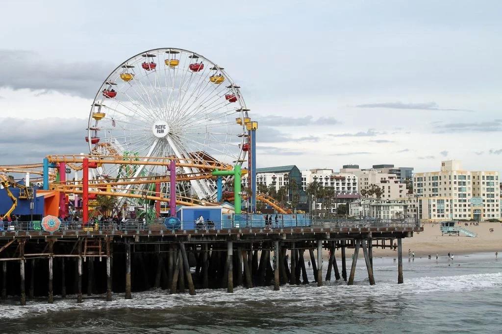 La ruota panoramica di Santa Monica è diventata l'icona di tutta la California. E' alimentata a pannelli solari, e da il meglio di se quando viene illuminata la sera. 
