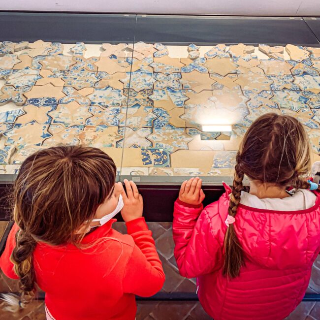 Il Museo regionale della ceramica di Deruta. Visita con i bambini nel borgo delle ceramiche artistiche.