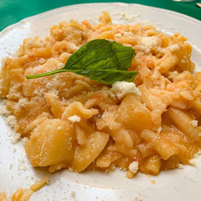 Pasta e patate con la provola. Curiosità e ricetta del piatto più famoso di Napoli