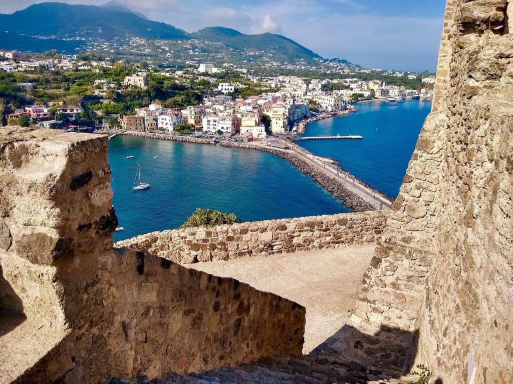 Consigli utili su come raggiungere Ischia in estate