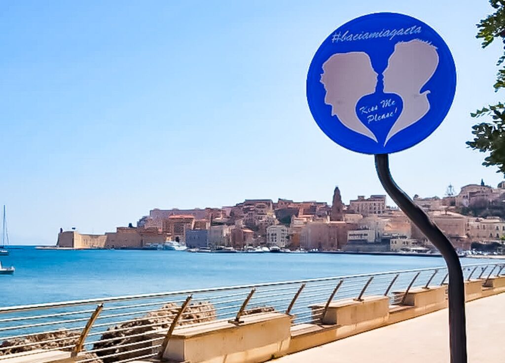 “Obbligo di baciarsi”, dove trovare i cartelli del bacio nel Lazio "Obbligo di baciarsi", dove trovare i cartelli del bacio nel Lazio