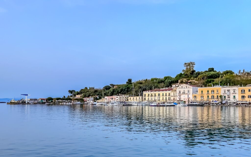 Ischia Porto, cuore di un’isola incantata Ischia Porto. Cosa fare e cosa vedere sulla Riva destra dell'isola