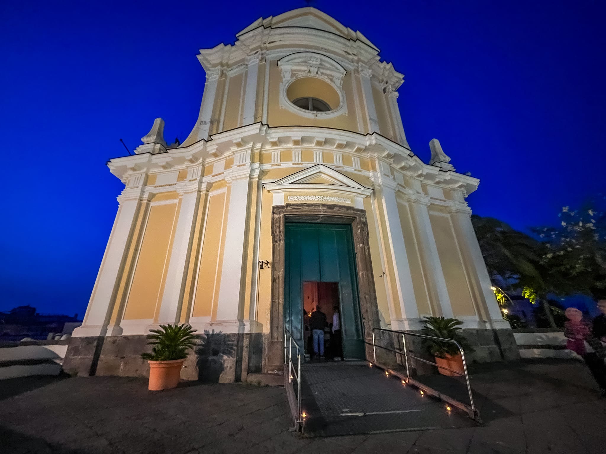 Ischia Porto. Cosa fare e cosa vedere sulla Riva destra dell'isola