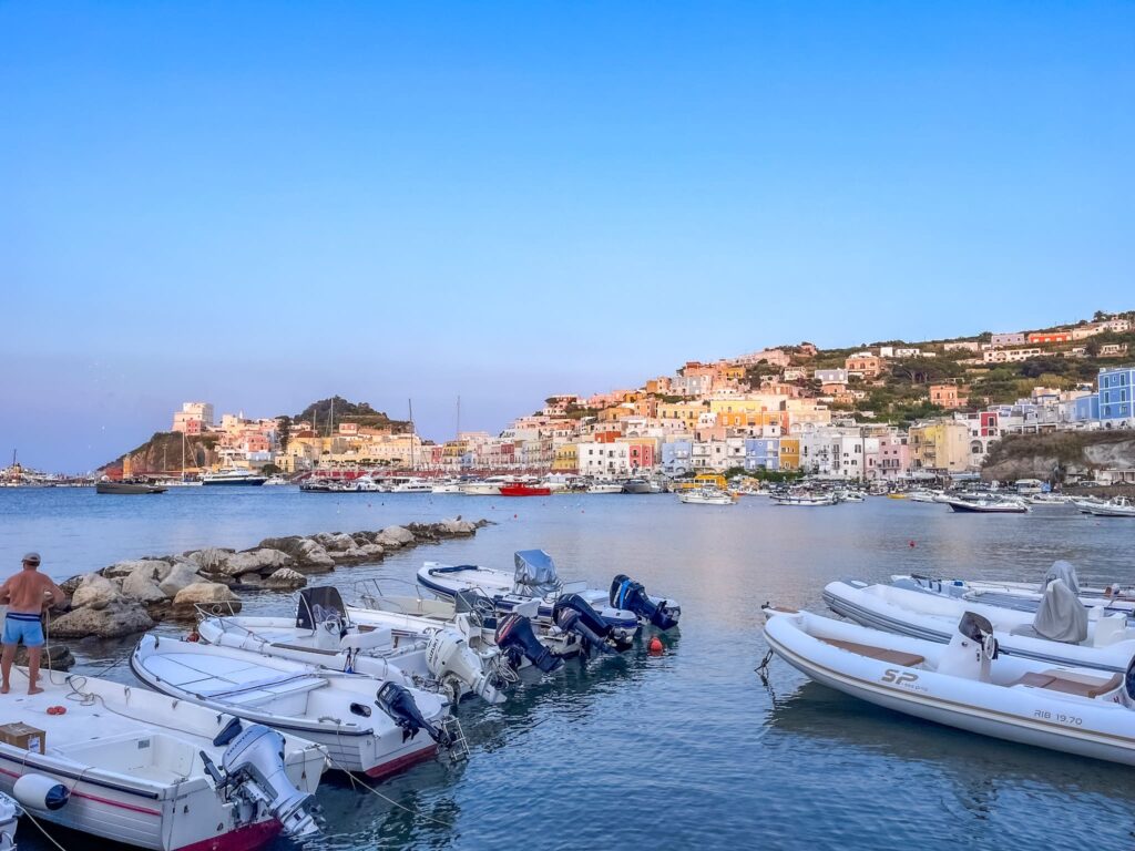 Dove posso ormeggiare a Ponza? Da Gennarino a mare, pontile attrezzato fino a 18m. Cucina sul mare e accoglienza autentica.