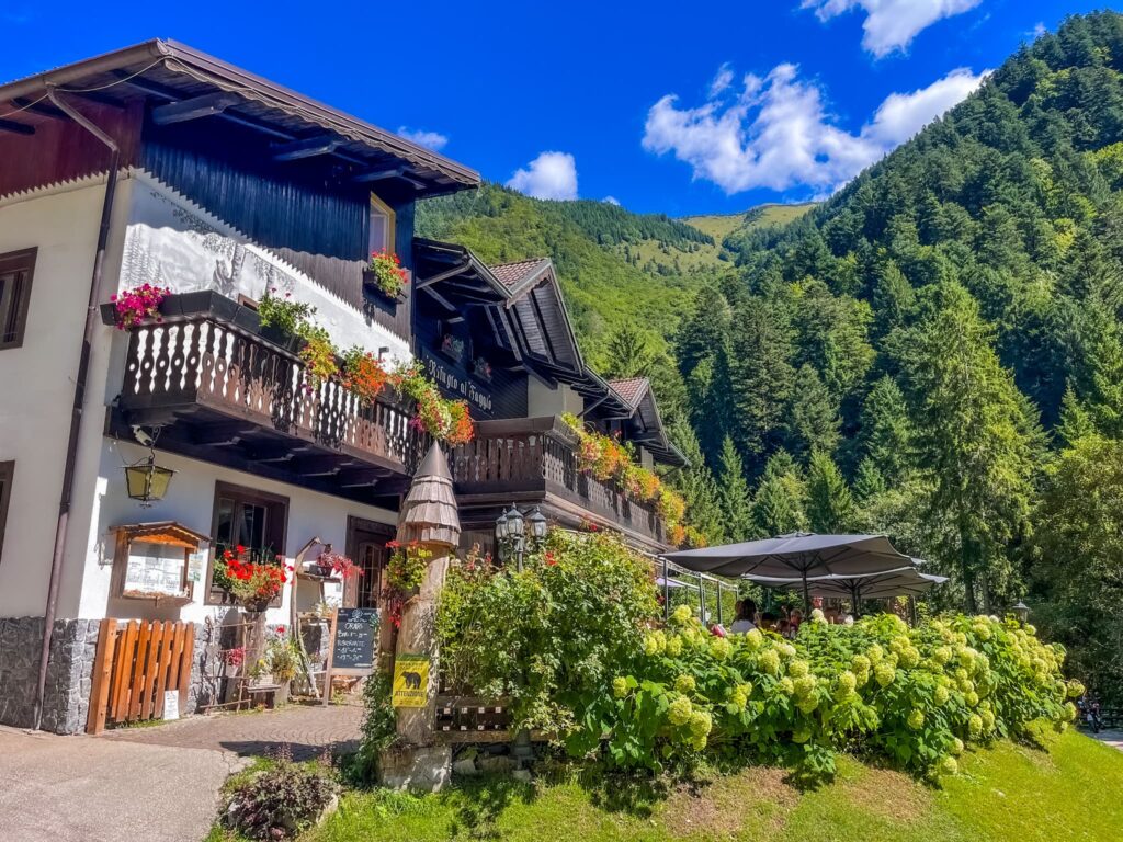 Dove mangiare sul Lago di Ledro. Sapori autentici al Rifugio Il Faggio Dove mangiare sul Lago di Ledro. Sapori autentici al Rifugio Il Faggio