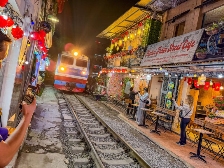 Hanoi Train Street: l’esperienza più iconica (e controversa) della capitale vietnamita