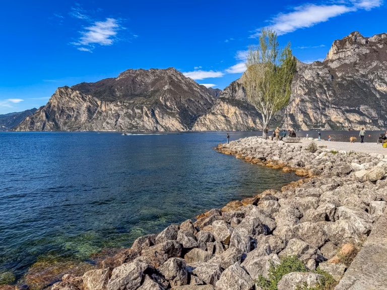 Come muoversi sul Garda Trentino: guida completa tra autobus, e-bike, traghetti e car sharing