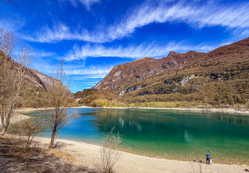 Il Lago di Tenno sul Garda Trentino. Guida completa tra natura, trekking e acque turchesi