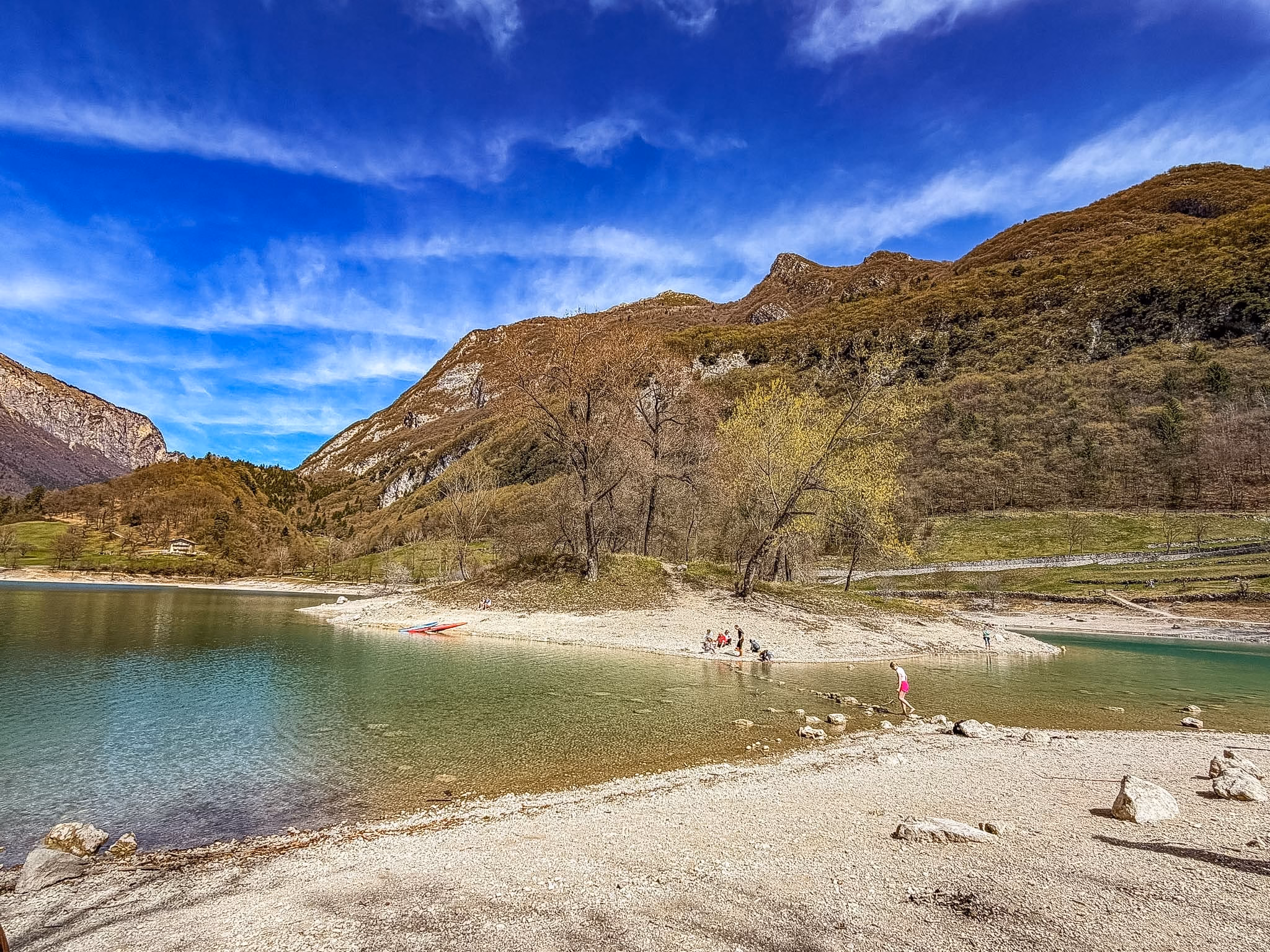 Il Lago di Tenno sul Garda Trentino. Guida completa tra natura, trekking e acque turchesi Il Lago di Tenno sul Garda Trentino. Guida completa tra natura, trekking e acque turchesi