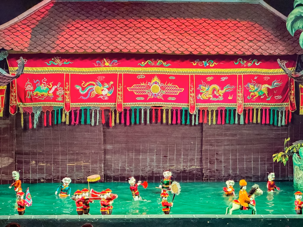 Lo spettacolo delle Marionette sull'acqua di Hanoi Lo spettacolo delle Marionette sull'acqua di Hanoi