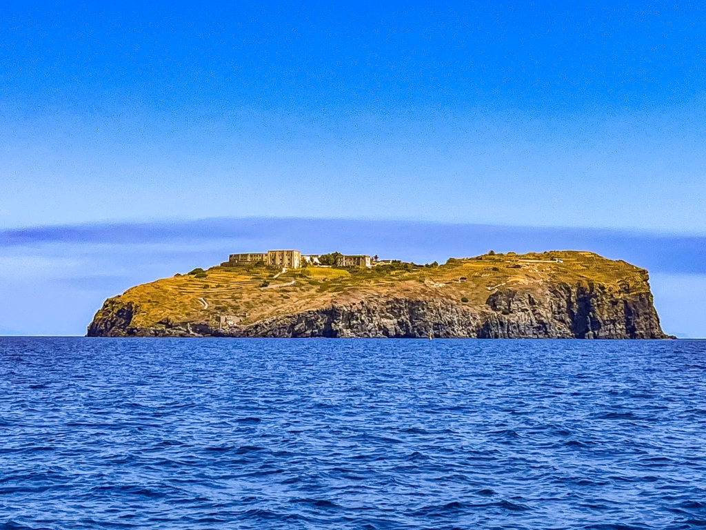 Il Carcere di Santo Stefano di Ventotene. Storia, misteri e memoria del carcere simbolo della resistenza italiana Il Carcere di Santo Stefano di Ventotene. Storia, misteri e memoria del carcere simbolo della resistenza italiana