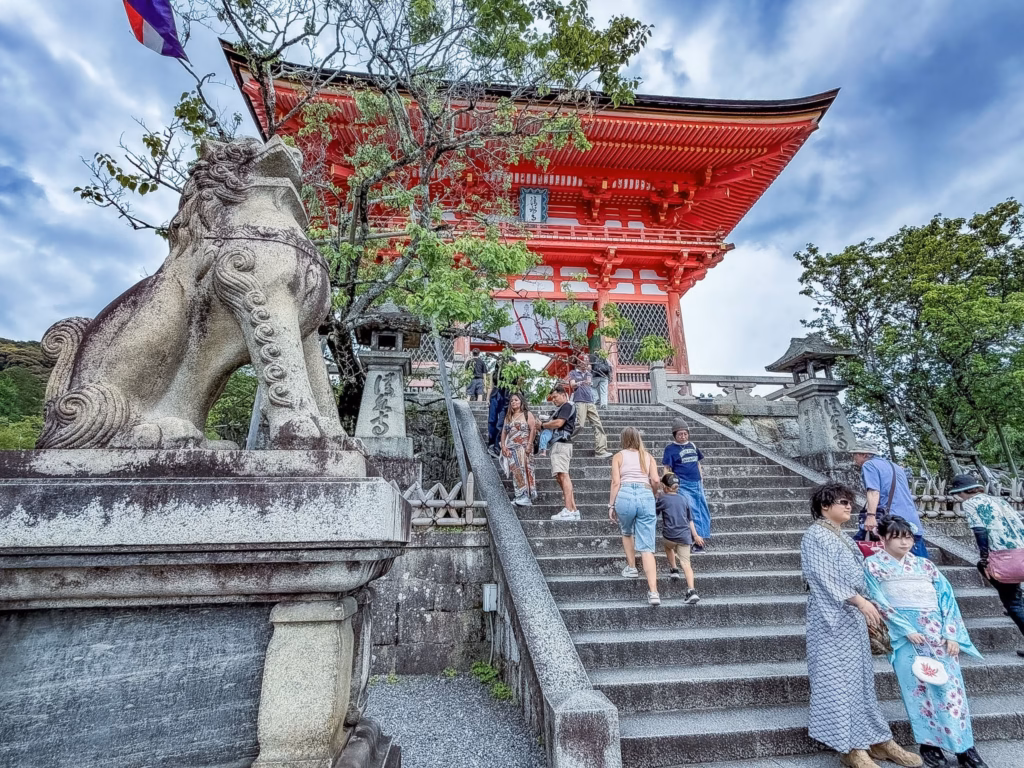 Il Tempio Kiyomizu-dera di Kyoto. Guida alla visita completa Il Tempio Kiyomizu-dera di Kyoto. Guida alla visita completa