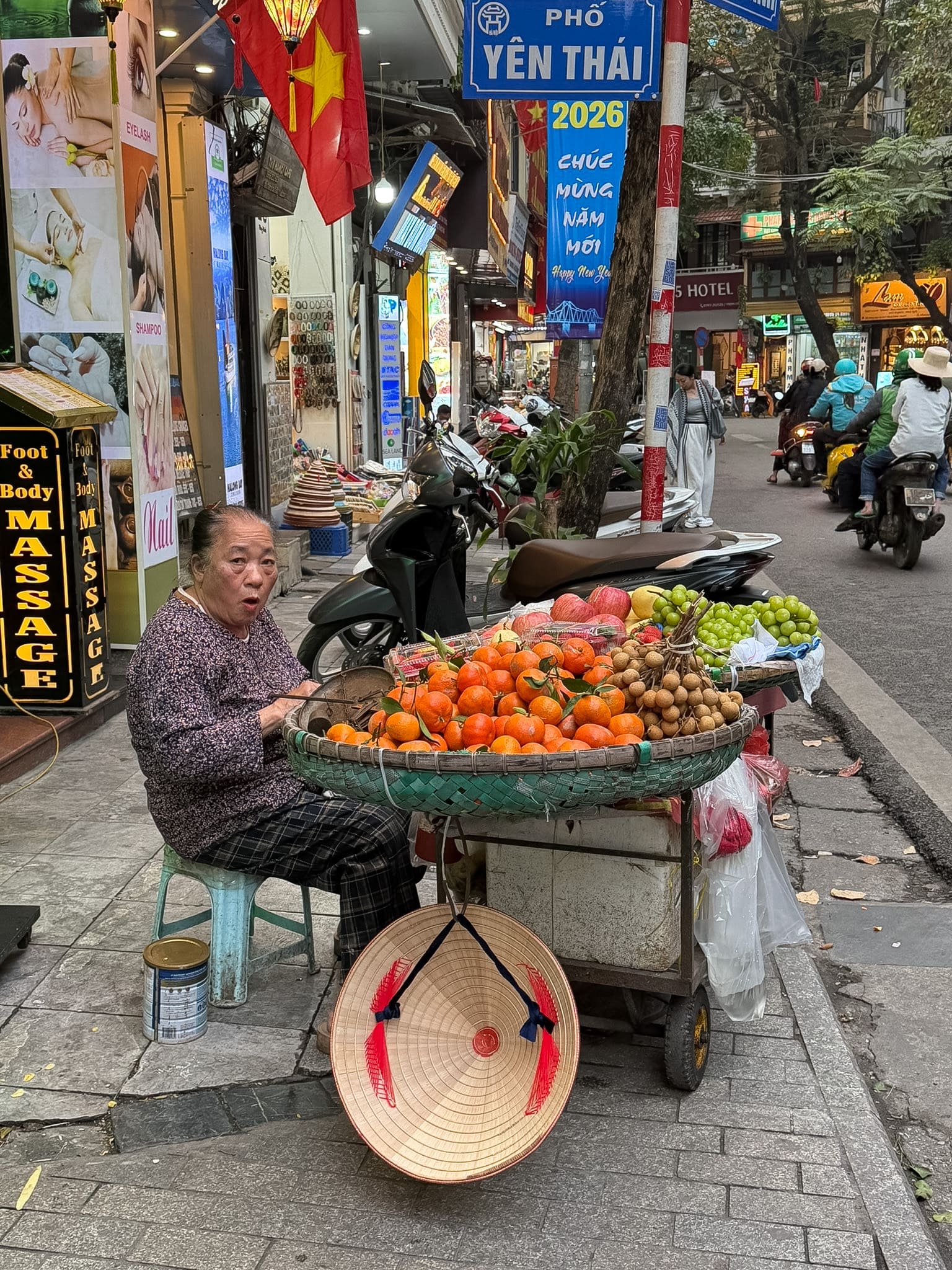 Perché in Vietnam si vendono solo arance? La curiosa tradizione che conquista ogni viaggiatore Perché in Vietnam si vendono solo arance? La curiosa tradizione che conquista ogni viaggiatore