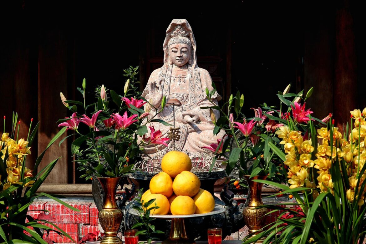 Culti del Vietnam. Templi, Buddha e altari degli antenati nelle case