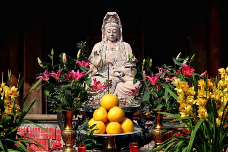 Culti del Vietnam. Templi, Buddha e altari degli antenati nelle case Culti del Vietnam. Templi, Buddha e altari degli antenati nelle case