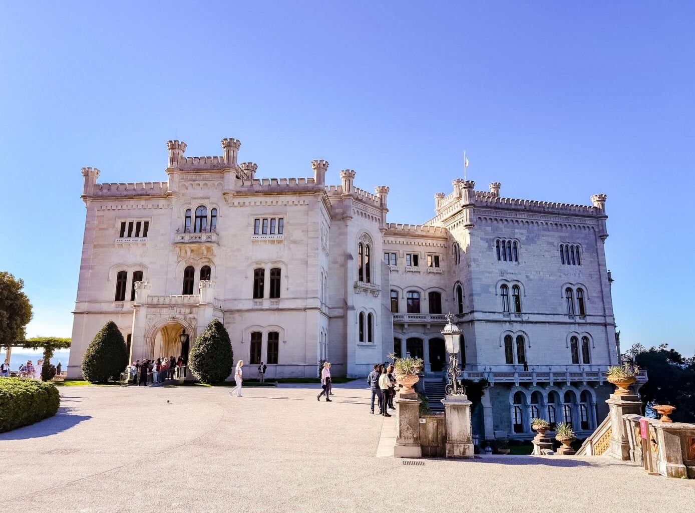 Castello di Miramare a Trieste. Percorso, giardini, stanze, biglietti e come arrivare Castello di Miramare a Trieste. Percorso, giardini, stanze, biglietti e come arrivare